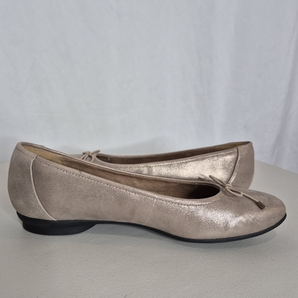 Clarks Artisan Candra Light Champagne Leather Ballet Flat Slip-On Shoe - Size 9 - Picture 3 of 13